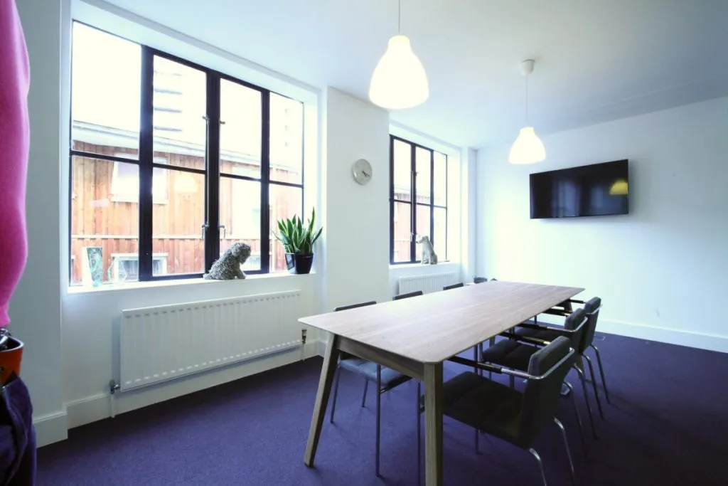 Elegant workspace tailored for corporate functionality – Prospectus frame 3
